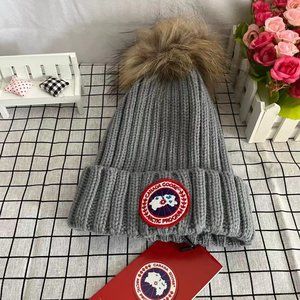 New 🎀CanadaGoose Gray Fur Pom Pom Hat